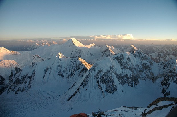 Gasherbrum V widziany ze zboczy Gasherbruma II (fot. arch. Janusz Majer)