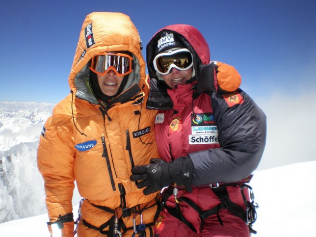 Edurne i Gerlinde Kaltenbrunner na szczycie Broad Peak, 2007 (fot. edurnepasaban.com)