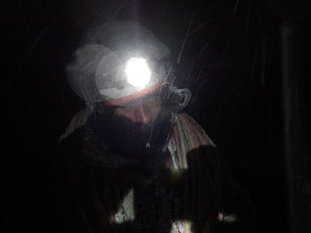 Problem zalodzonej liny to duży problem. W trakcie nocnych zjazdów na jednym z lodospadów w Norwegii (fot. Jan Kuczera)