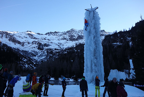 Wspinaczka na czas na turni lodowej (fot. Alpsclimbing)