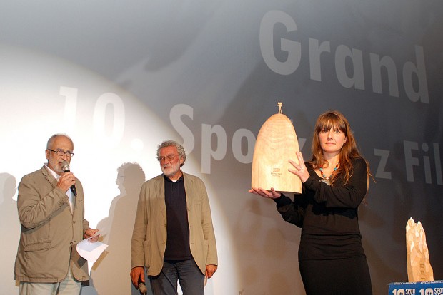 Magdalena Ziaja prezentuje statuetkę Grand Prix dla filmu "Cerro Torre..." (fot. wspinanie.pl)