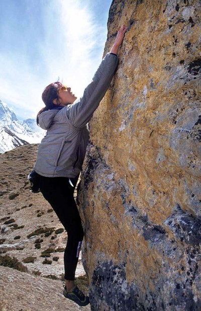 Edurne boulderuje pod Lhotse, 2003 (fot. edurnepasaban.com)