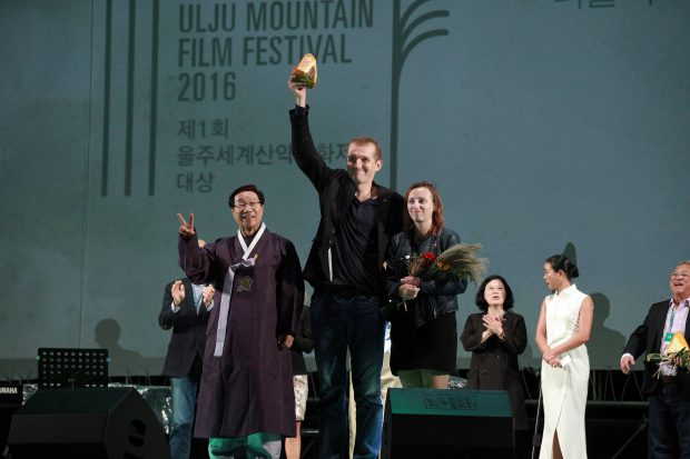 Paweł Wysoczański z Grand Prix The Ulju Mountain Film Festival (UMFF)
