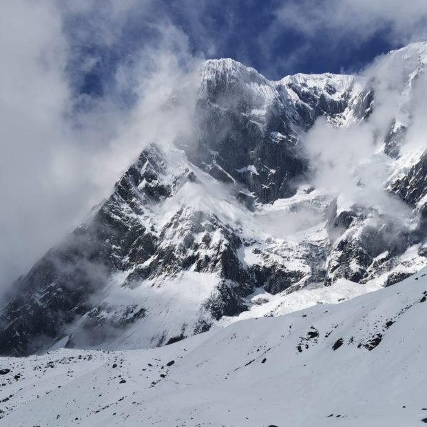 Imponujący południowo-wschodni filar Annapurny III (7555 m)